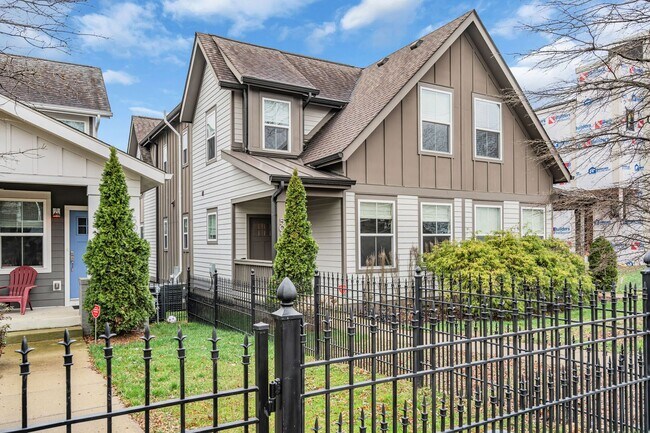 Building Photo - 4 BR, two-story rental with finished basement in WEHO!