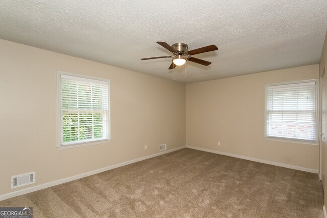 Building Photo - 6090 Graceland Cir