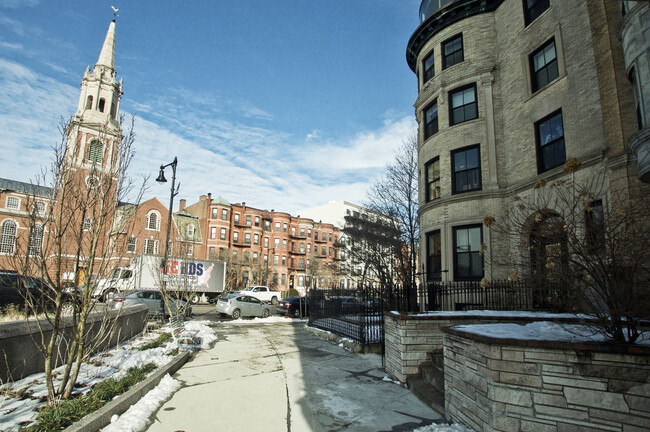 Building Photo - 873 Beacon St