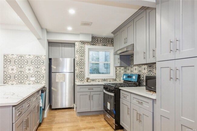 Building Photo - 357 Warwick St