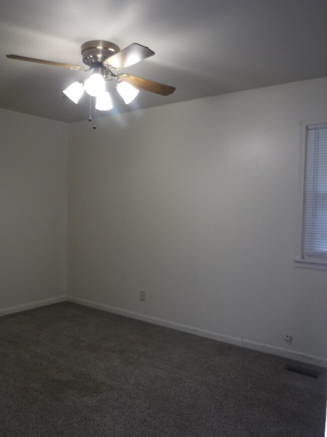506 E Pawnee Bedroom - 506 E Pawnee St