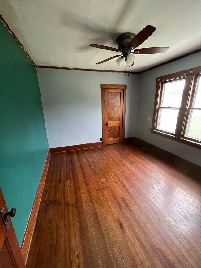 Building Photo - Spacous 4 bed 2 bath house $1,100