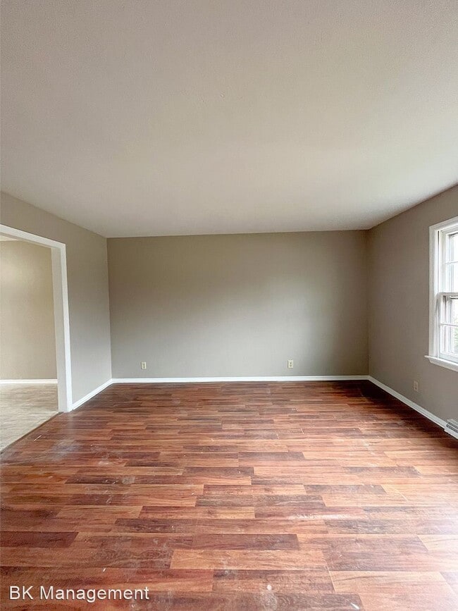 Building Photo - 3 br, 1.5 bath House - 105 E Pine Avenue