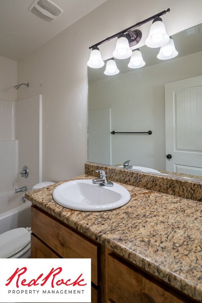 Foto del edificio - 3 Bedroom Two-Story Home Near Scenic Trails