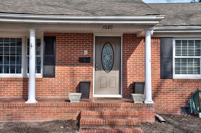 Foto del edificio - Close to Bases! Renovated brick ranch!