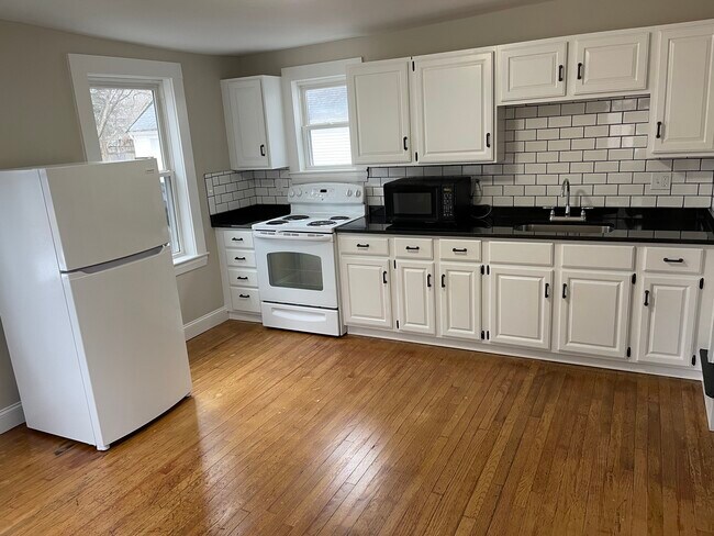 Eat-in Kitchen - 15 Swamscott St