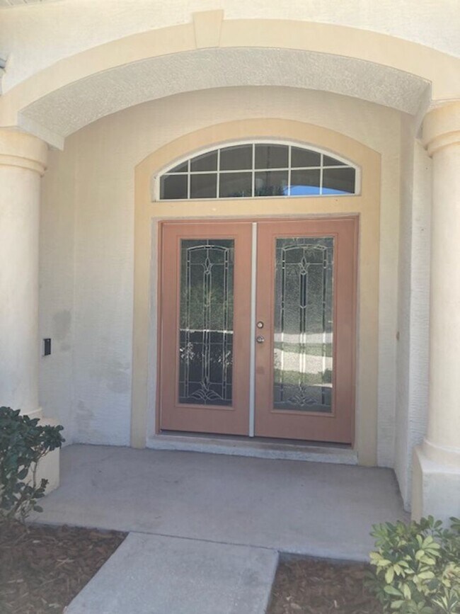 Foto del edificio - Luxurious 4/3/2 with circular driveway. Available after 06/10/26