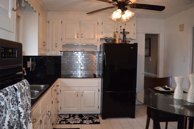 Building Photo - 4810 Suecla Dr