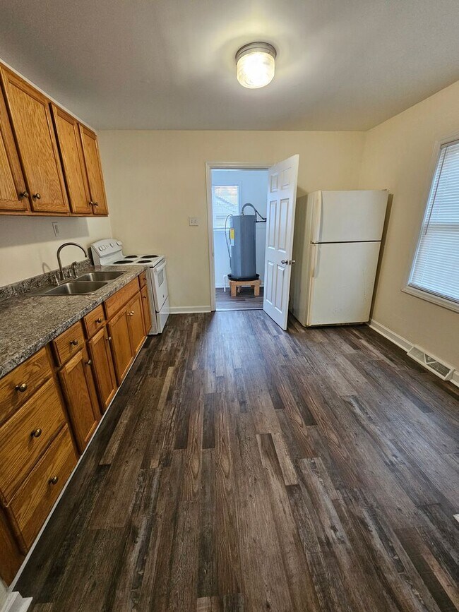Building Photo - 2 BR with office/bonus!  Looks New!