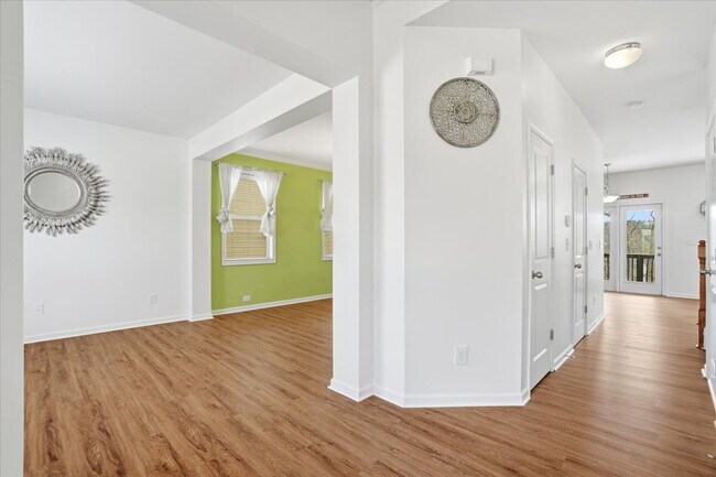 Foto del edificio - "Spacious 5-Bed Retreat with Wet Bar, Movie Room & Finished Basement in Kennesaw!"