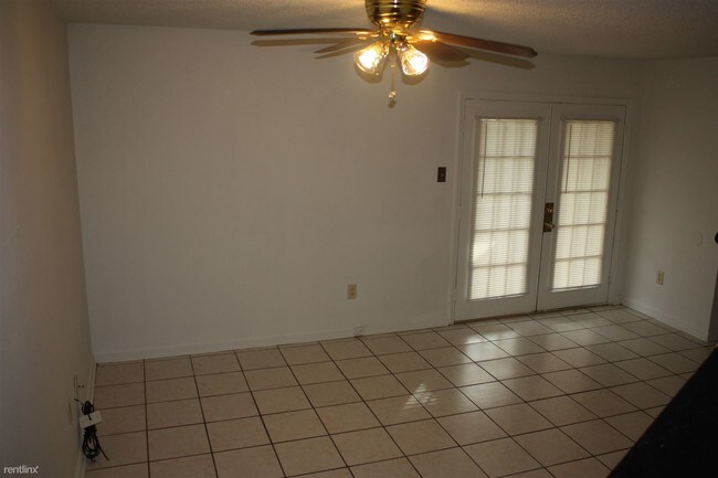 Building Photo - 4 br, 2 bath Townhome - 550 Holmes Blvd