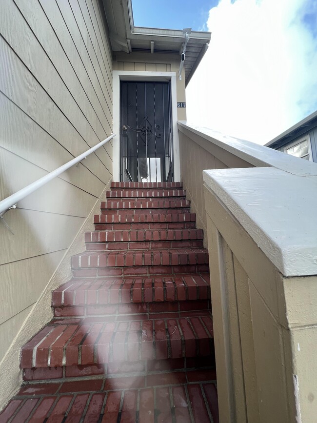 Building Photo - 617 Cypress Ave