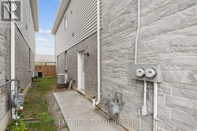 Building Photo - 140 Springvalley Crescent