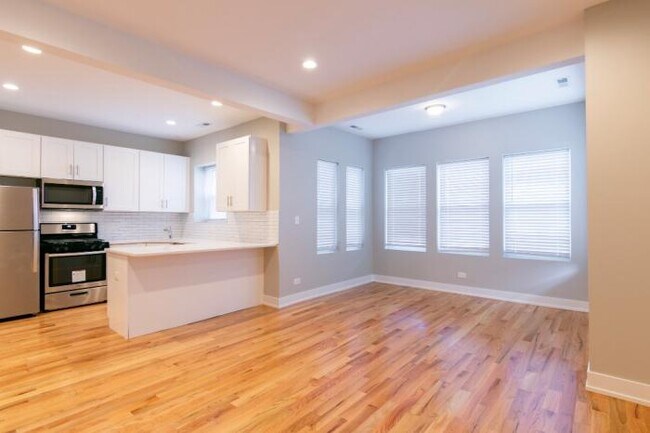 Foto del edificio - 3 bedroom in CHICAGO IL 60615
