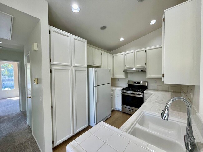 Building Photo - 10 Chaumont Cir