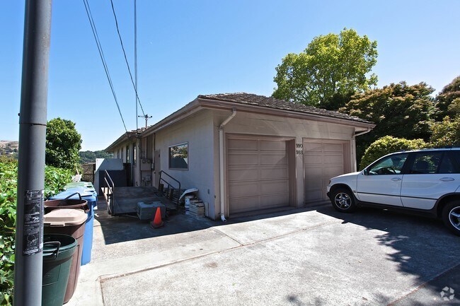 Foto del edificio - 988-990 Meadowsweet Dr