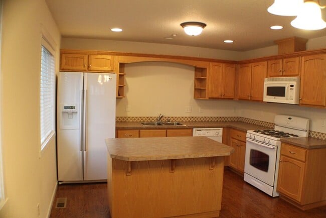 Building Photo - BEAUTIFUL THREE BEDROOM HOME IN VANCOUVER
