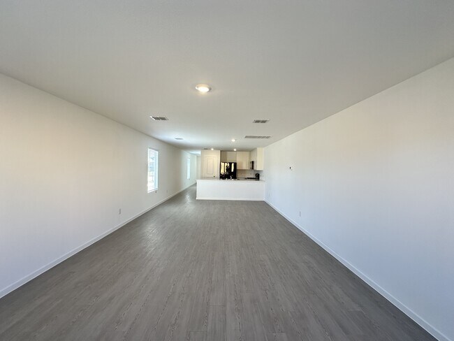 Foto del edificio - 1037 Raintree Rd