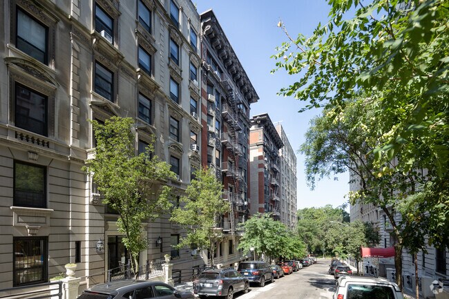 Building Photo - 310 W 99th St