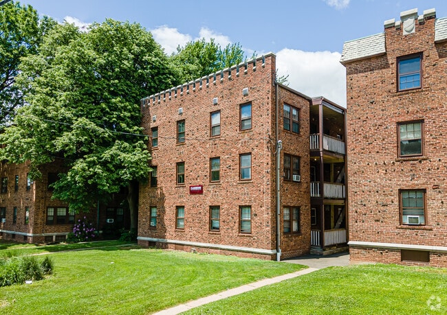 Exterior Building - Clarendon Apartments