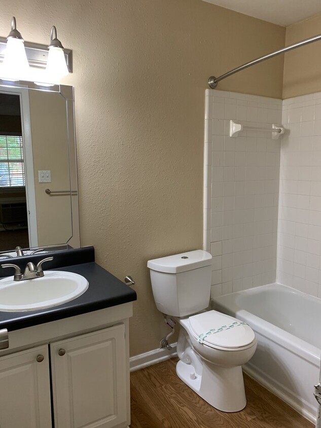 Foto del edificio - Studio ready for immediate move in!
