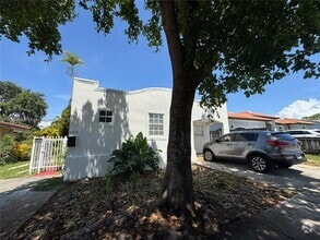 Building Photo - 1462 SW 19th Ave