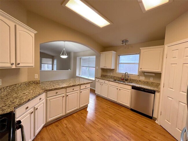 Building Photo - 718 Leann Ln