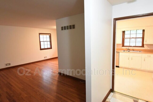 Building Photo - 9401 Outlook Dr