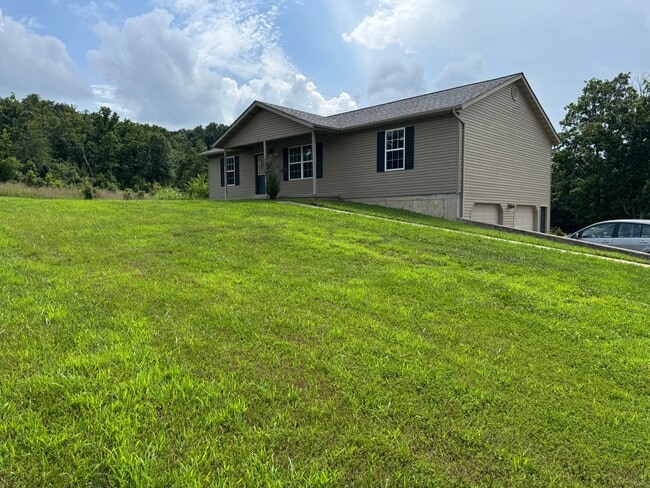 Building Photo - Beautiful 3 Bedroom, 2 Bathroom Home On Mi...