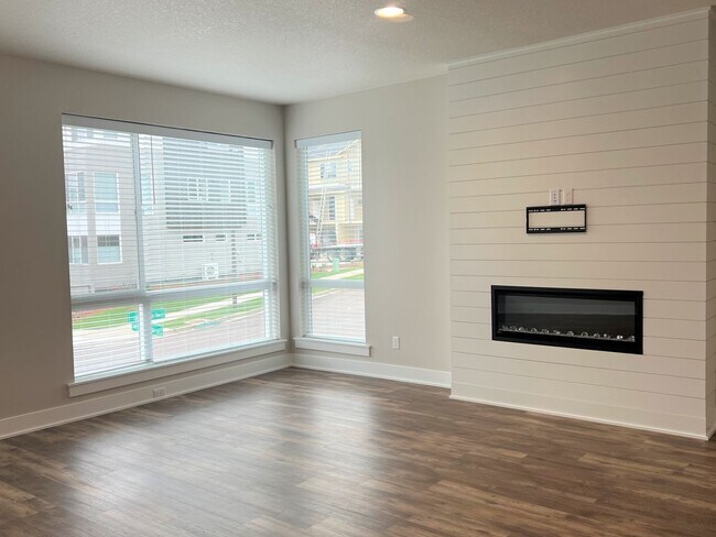 Foto del edificio - REMAINDER of August Rent FREE - PRISTINE T...