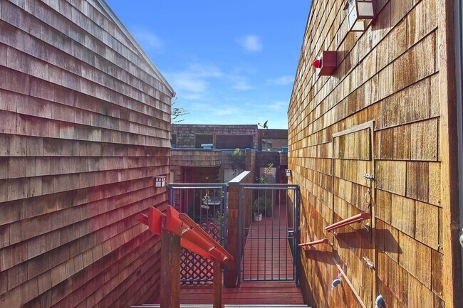 Foto del edificio - Rarely available Redwood Heights townhome with sweeping views of Oakland and San Francisco.