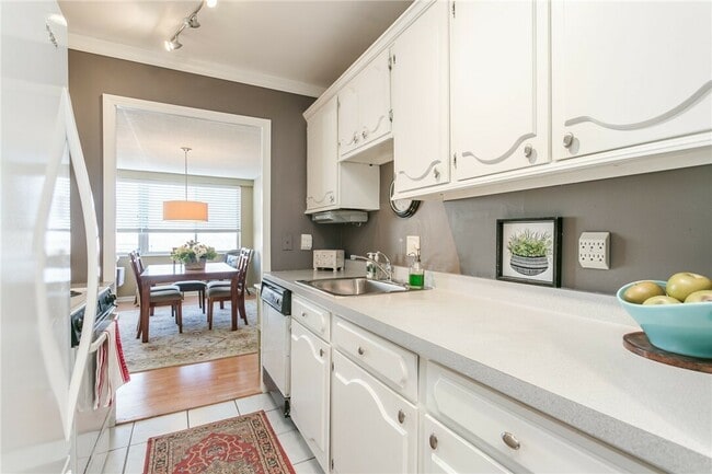 Building Photo - 1400 East Ave