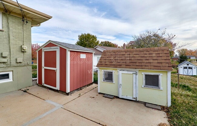Building Photo - 9210 Medallion Ct