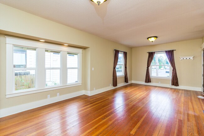 Foto del edificio - NO APPLICATION FEE Updated and Fresh 3  Be...