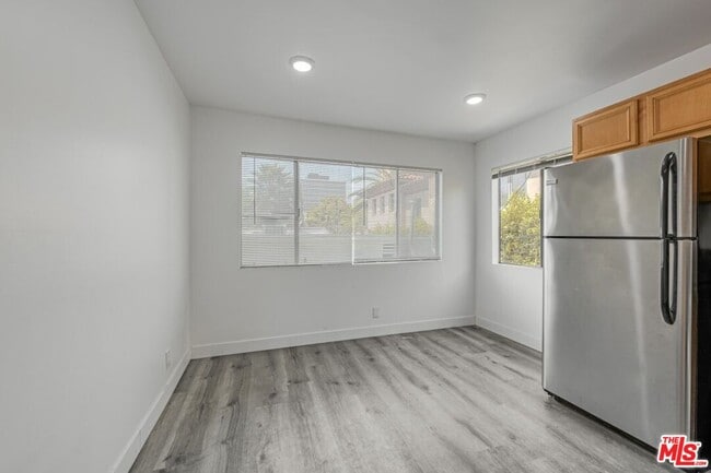 Building Photo - 124 S Almont Dr
