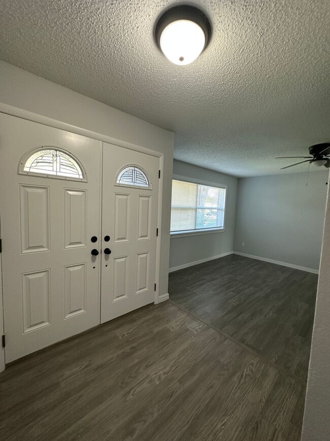 Building Photo - Beautiful, newly renovated 3-bedroom 2 bath home located in Winter Park