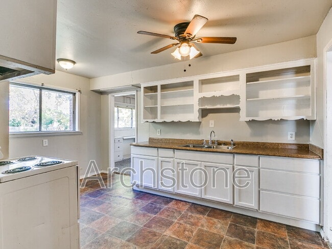 Building Photo - 527 E Boeing Dr