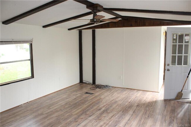 Building Photo - 16 Tanglewood Park Dr