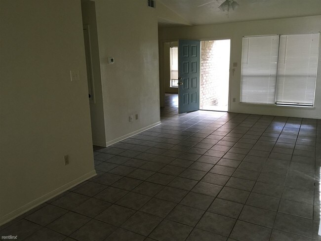 Building Photo - 2 br, 1 bath  - 2516 Cypress Dr # 2518 #2516