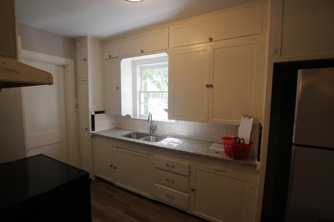 Building Photo - 134 Rowland Pl