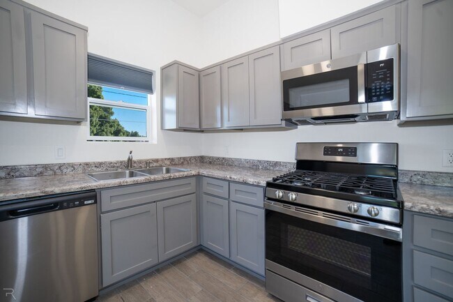 Building Photo - 195 N 17th Ave