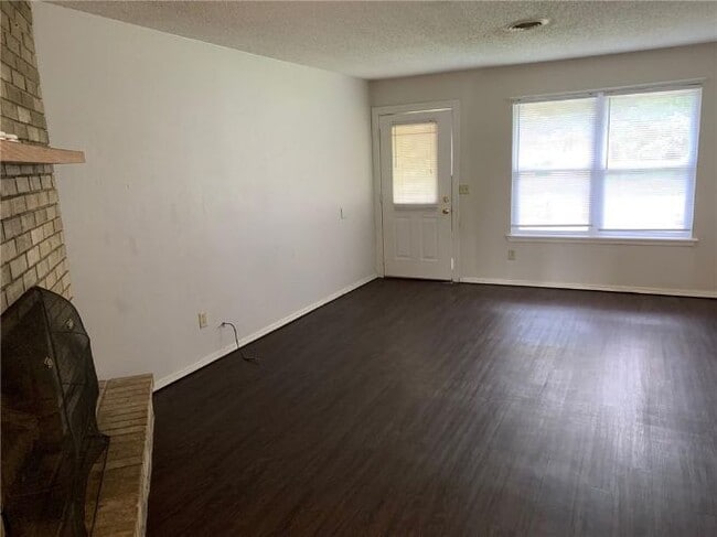 Building Photo - 2203 Pin Oak Dr