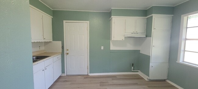 Building Photo - Adorable 3 bedroom/1 bath house with Centr...