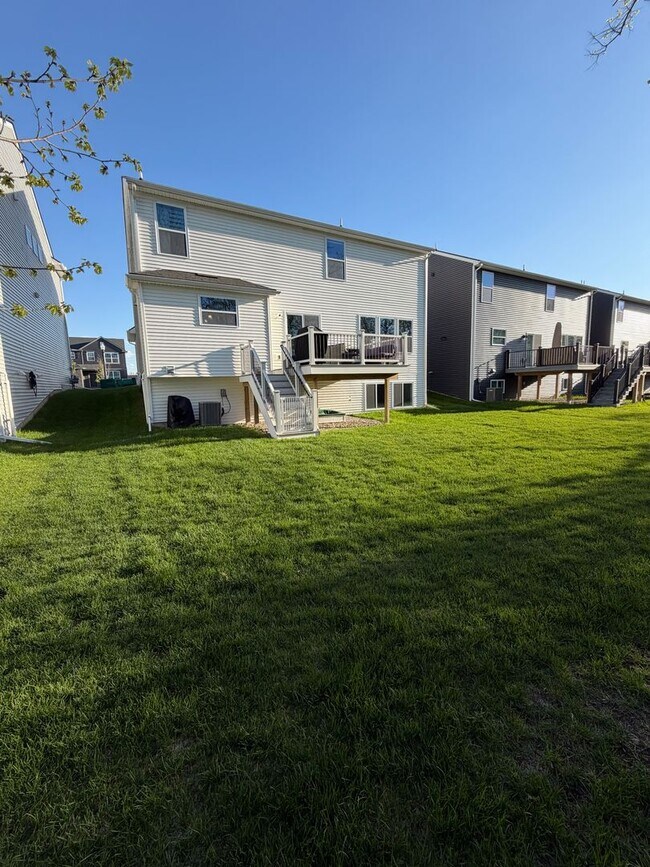 Foto del edificio - Beautiful and serene water view home in a secluded neighborhood!  2nd floor laundry!