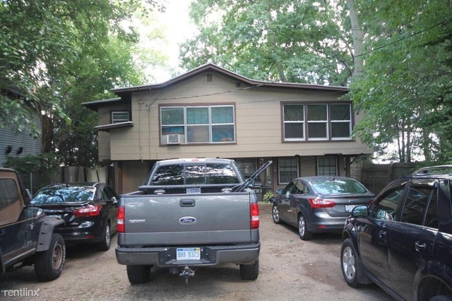 Building Photo - 9609 Woodlawn Dr