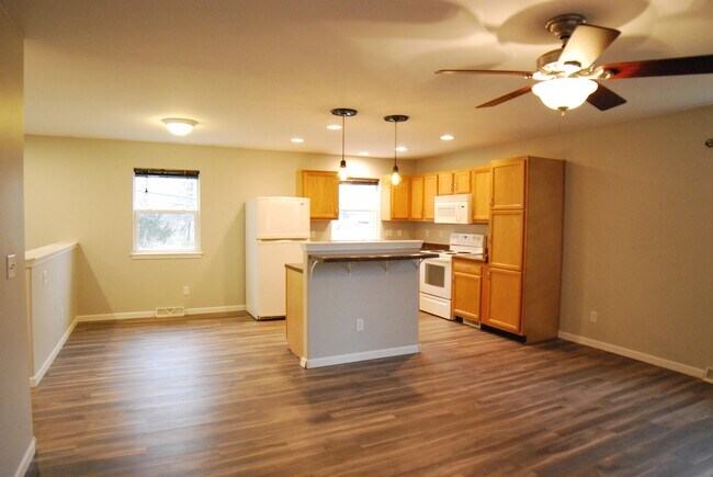Building Photo - 1740 Linmar Dr NE