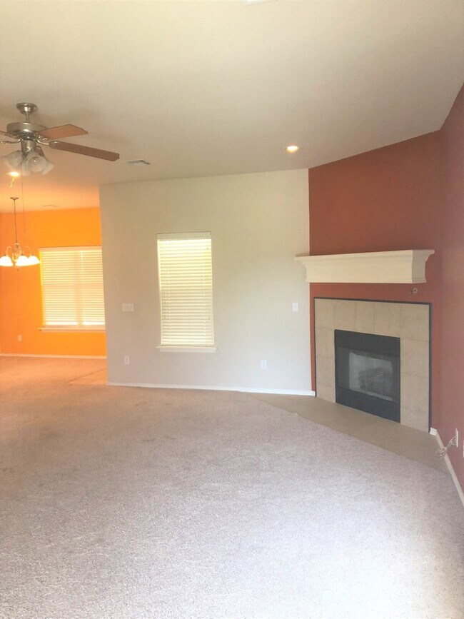Building Photo - 3 bedroom, 2 bath, 2 car garage home in SE...