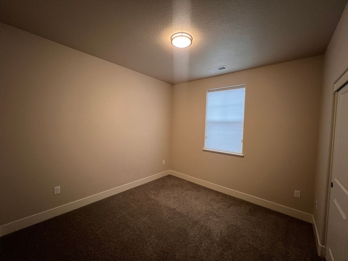Building Photo - 335 Cattail Cir