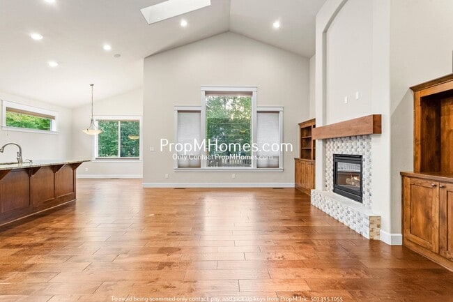 Building Photo - Luxury Three Bedroom Escape in Bull Mountain!