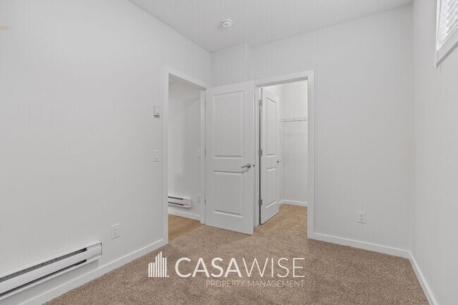 Photo du bâtiment - 8127-8228 228 St NW